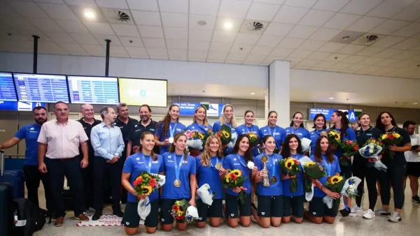 Η Εθνική πόλο γυναικών επέστρεψε πρωταθλήτρια στην Ελλάδα: «Η χαρά μας είναι απερίγραπτη»