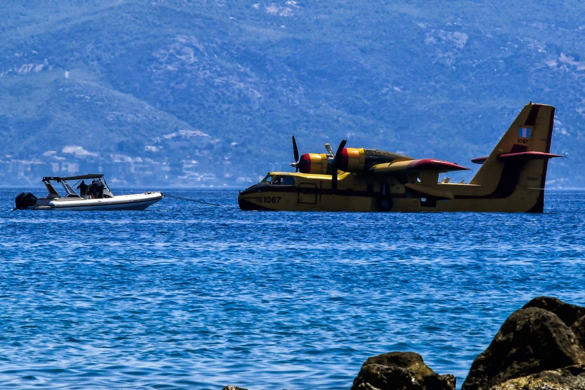Η στιγμή της ρυμούλκησης του πυροσβεστικού αεροπλάνου που έκανε αναγκαστική προσθαλάσσωση στο Βραχάτι Κορινθίας