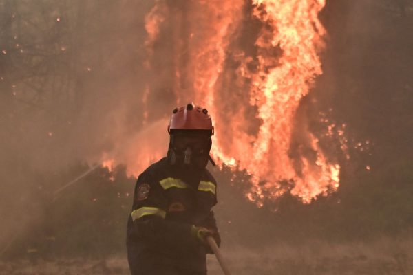 Διαδοχικά πύρινα μέτωπα σε 7 περιοχές και μηνύματα από το 112 - Ακραίος κίνδυνος πυρκαγιάς το Σάββατο