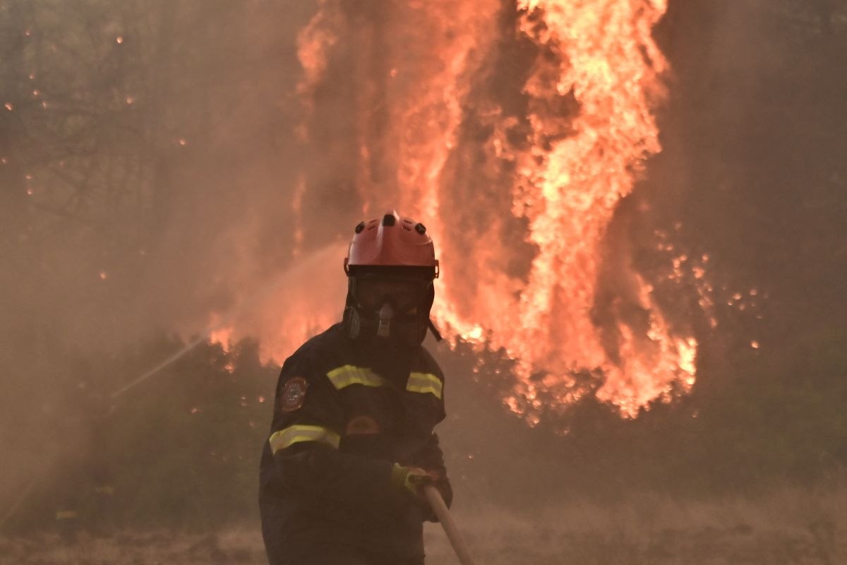 Διαδοχικά πύρινα μέτωπα σε 7 περιοχές και μηνύματα από το 112 - Ακραίος κίνδυνος πυρκαγιάς το Σάββατο