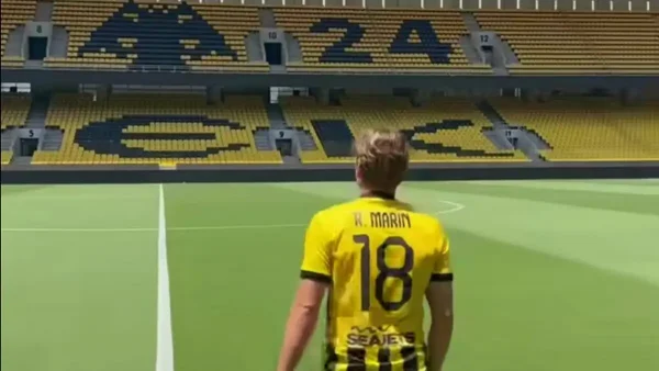 Ο Ραζβάν Μαρίν φόρεσε τη φανέλα της ΑΕΚ και πήγε στην OPAP Arena