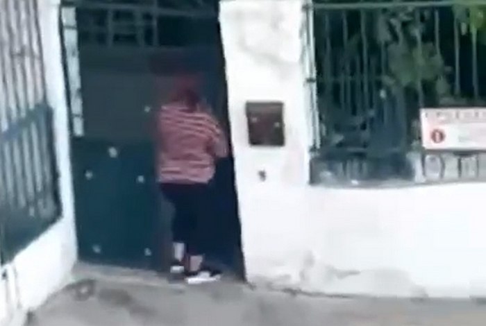 Την «έπιασε» την ώρα που έμπαινε στο σπίτι της γιαγιάς - ΒΙΝΤΕΟ