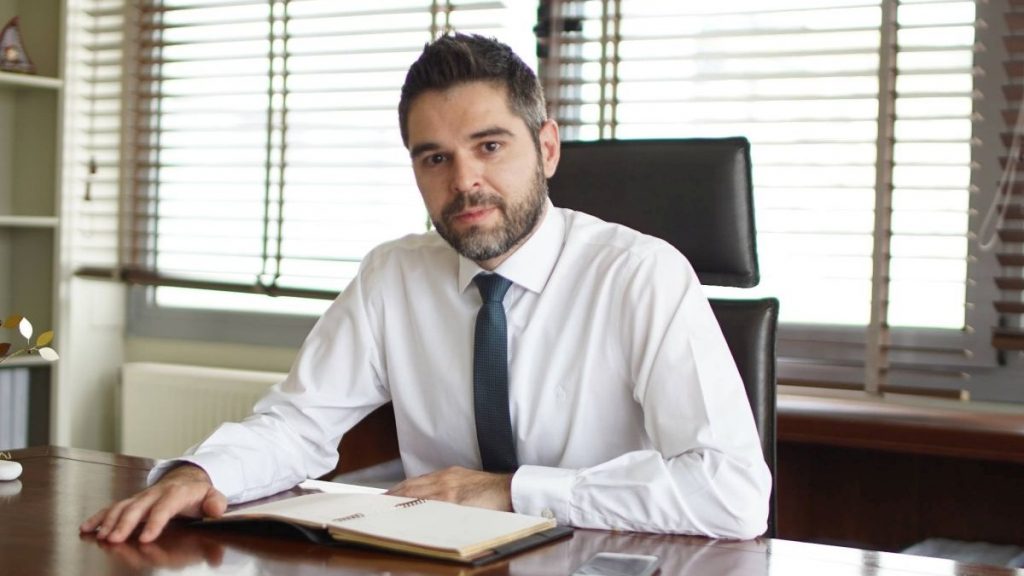 Γ. Σαρακιώτης: «Αντί να συγκλίνουμε με την Ευρώπη, κονταροχτυπιόμαστε με τη Βουλγαρία για την τελευταία θέση»