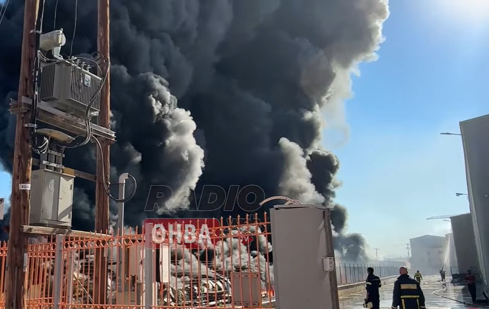 Μεγάλη φωτιά σε εργοστάσιο με πλαστικά στη Ριτσώνα - Μήνυμα του 112 για επικίνδυνους καπνούς