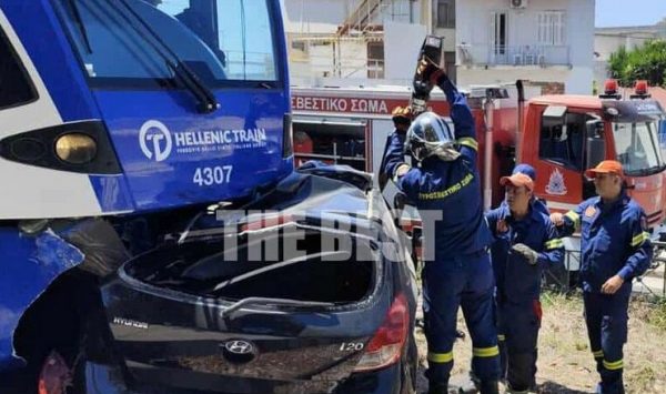 Πάτρα: Σύγκρουση συρμού του Προαστιακού με αυτοκίνητο – Επιχείρηση απεγκλωβισμού του οδηγού