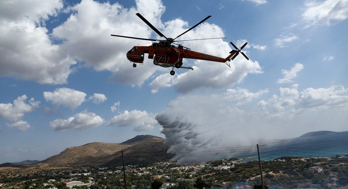 Έπεσε πυροσβεστικό ελικόπτερο ανοιχτά της Ελευσίνας - Καλά στην υγεία του το πλήρωμα