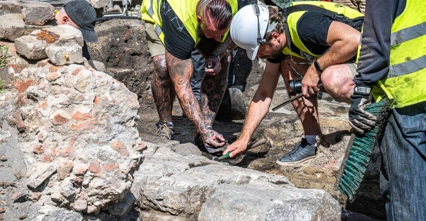Σκελετός ιππότη από τον Μεσαίωνα βρέθηκε κάτω από πρώην παγωτατζίδικο στην Πολωνία