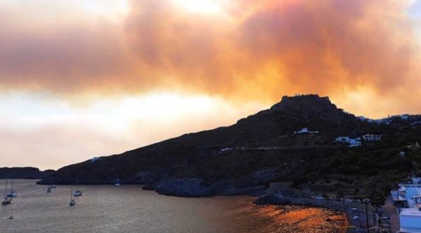 Φωτιά στα Κύθηρα: Εκκενώνονται 3 οικισμοί – Μήνυμα από το 112
