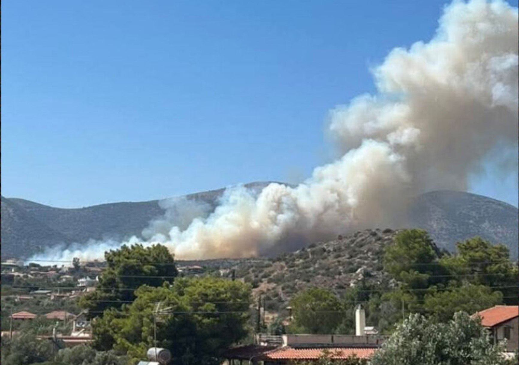 Φωτιά τώρα στο Κίτσι, κοντά στη λεωφόρο Βάρης - Κορωπίου, επιχειρούν 7 εναέρια - Βίντεο