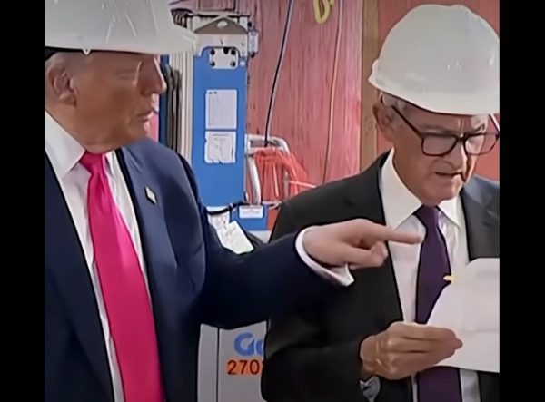 Τσακώθηκαν ο Τραμπ με τον κορυφαίο τραπεζίτη των ΗΠΑ μπροστά στις κάμερες -Τρελό σκηνικό με γκριμάτσες, ραβασάκια