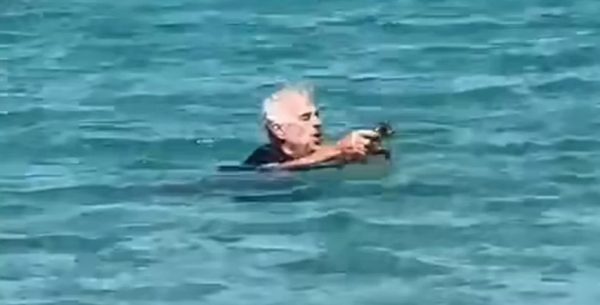 Γάλλος τουρίστας βούτηξε στη θάλασσα για να σώσει γατάκι (ΒΙΝΤΕΟ)