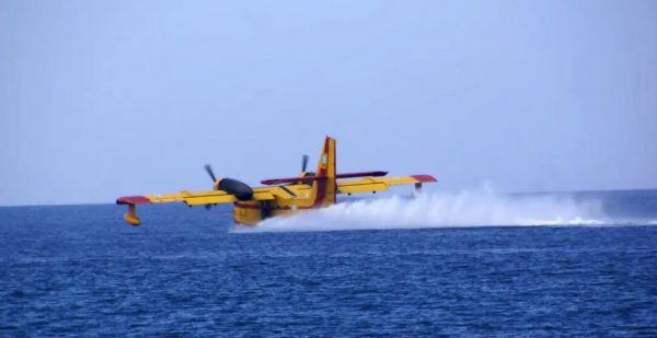 Συνεχίζεται η μάχη με τις φλόγες στη νότια Αλβανία - Δύο αεροσκάφη έστειλε η Ελλάδα