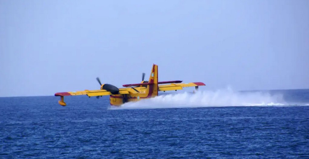 Συνεχίζεται η μάχη με τις φλόγες στη νότια Αλβανία - Δύο αεροσκάφη έστειλε η Ελλάδα