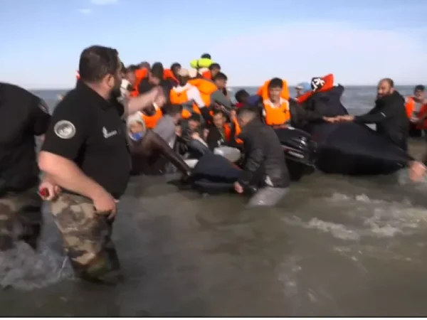 Απίστευτο βίντεο: Γάλλοι αστυνομικοί μπαίνουν στη θάλασσα και σκίζουν φουσκωτή βάρκα με μετανάστες