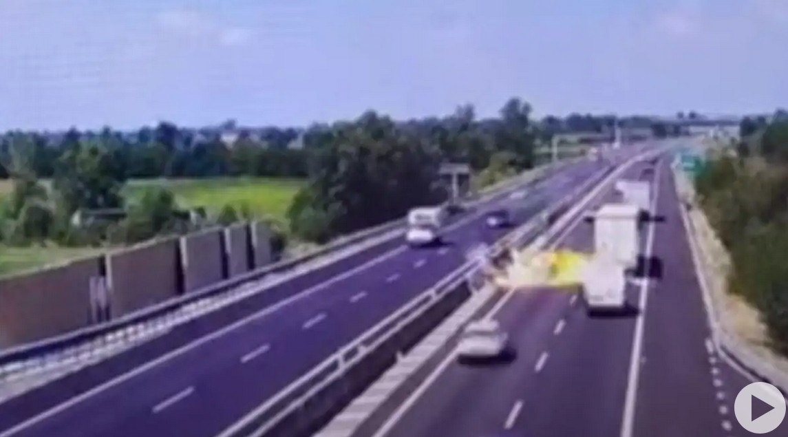 Ιταλία: Έπεσε μικρό αεροπλάνο σε αυτοκινητόδρομο - Νεκροί και οι 2 επιβαίνοντες