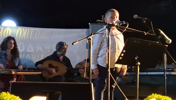 Ο 10χρονος Θωμάς Ζιάκανος ερμήνευσε βυζαντινά το "Θρήνος μεγάλος"! (ΒΙΝΤΕΟ)