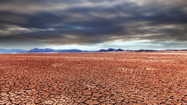 Καύσωνας με 53°C στο Ιράν: Διακοπές σε νερό και ρεύμα, κλείνουν δημόσιες υπηρεσίες