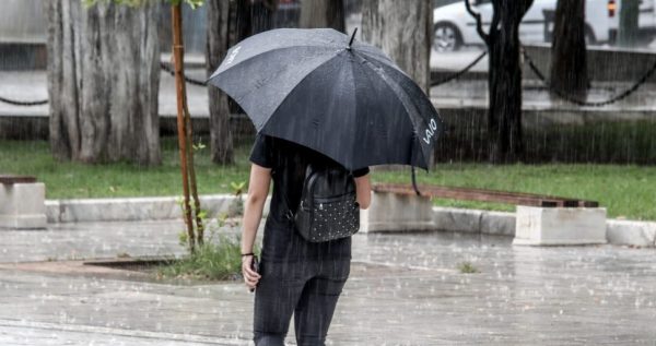 Ζημιές σε Πειραιά, Κηφισιά, Χαλάνδρι από την βραδινή κακοκαιρία