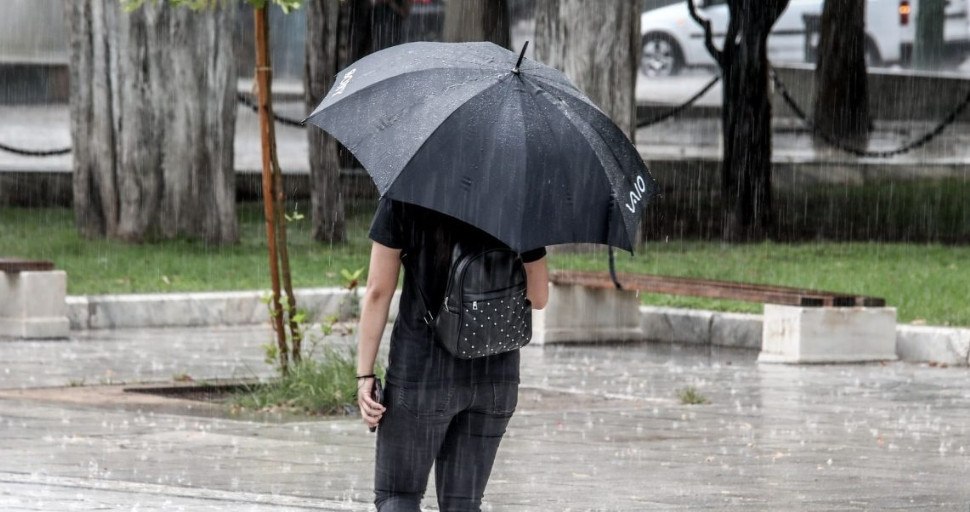 Ζημιές σε Πειραιά, Κηφισιά, Χαλάνδρι από την βραδινή κακοκαιρία
