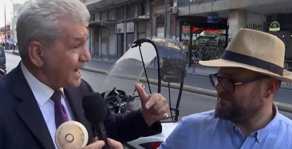 Ο μικροπωλητής με το κοστούμι στην Ομόνοια που δεν καταλαβαίνει από καύσωνα: «Θα σας δώσω εγώ συμβουλές»