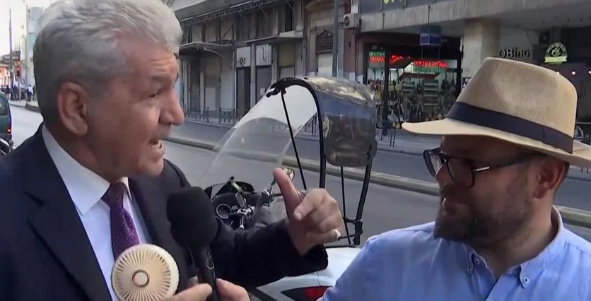 Ο μικροπωλητής με το κοστούμι στην Ομόνοια που δεν καταλαβαίνει από καύσωνα: «Θα σας δώσω εγώ συμβουλές»