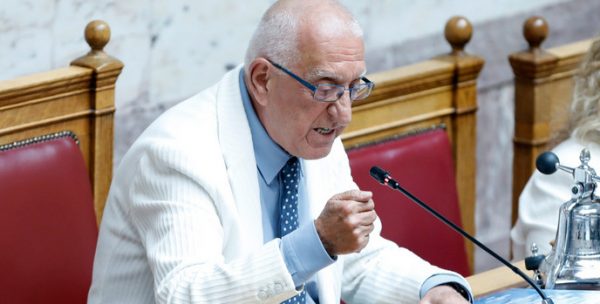 Βουλή: Στην Επιτροπή Δεοντολογίας παραπέμπει ο Κακλαμάνης την Κωνσταντοπούλου