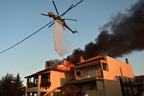 Σε επιφυλακή η Αστυνομία στο Κρυονέρι - Φόβοι για πλιάτσικο σε καμένα σπίτια
