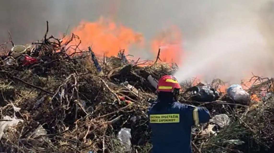 Φωτιά σε χωματερή στο Μαρκόπουλο – Επιχειρούν και εναέρια μέσα