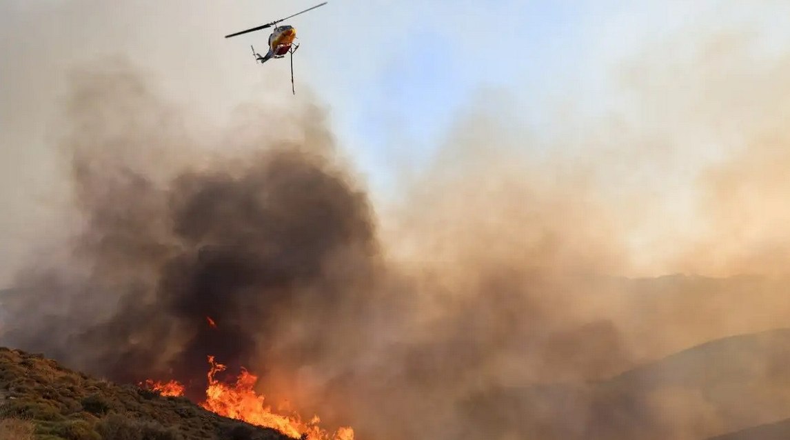 Φωτιά στην Αχλιά Λασιθίου: Ήχησε το 112 για εκκενώσεις οικισμών – «Απομακρυνθείτε προς Ιεράπετρα»