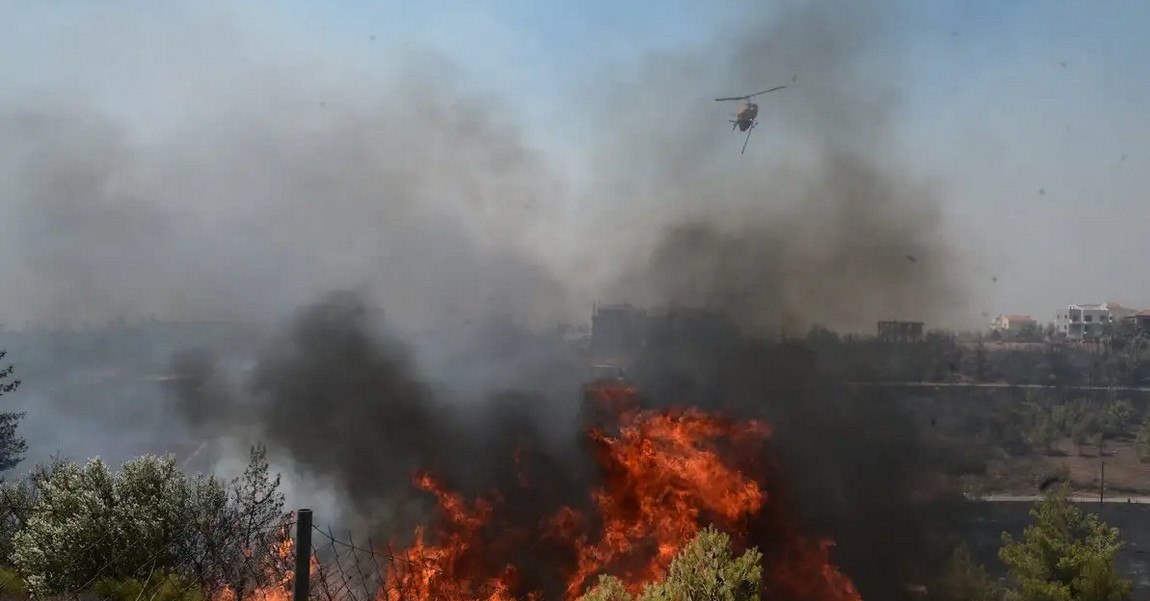 Φωτιά στα Κύθηρα – Ήχησε το 112 για εκκένωση της παραλίας Μελιδόνι