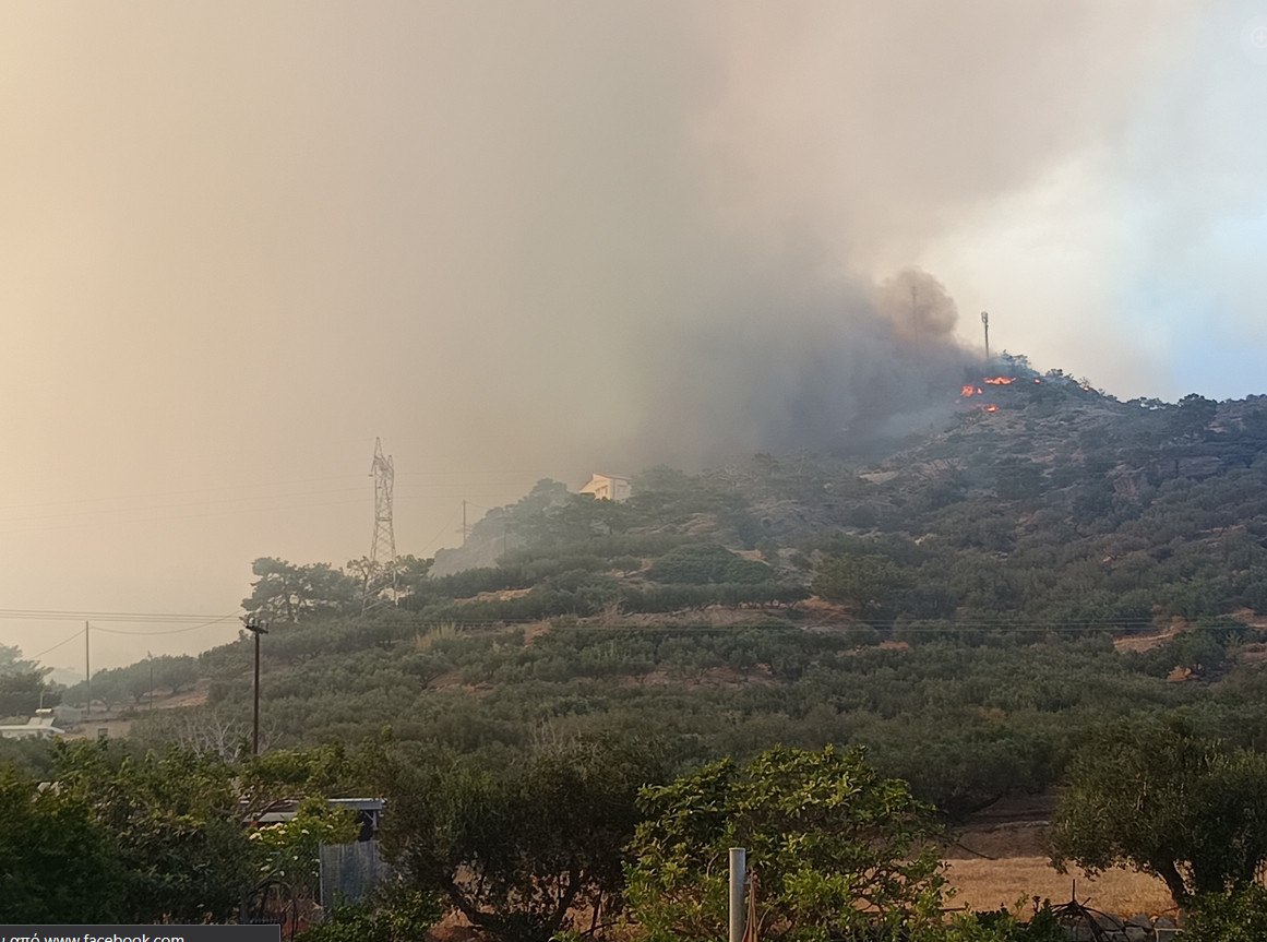 Φωτιά στην Ιεράπετρα: Οι φλόγες απειλούν ξενοδοχεία, ήχησε το 112 για εκκενώσεις 4 οικισμών