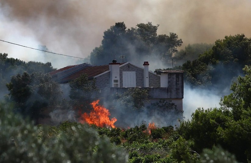 Φωτιά σε Ραφήνα και Πικέρμι: Μηνύματα του 112 – Καίγονται σπίτια, δεκάδες απεγκλωβισμοί