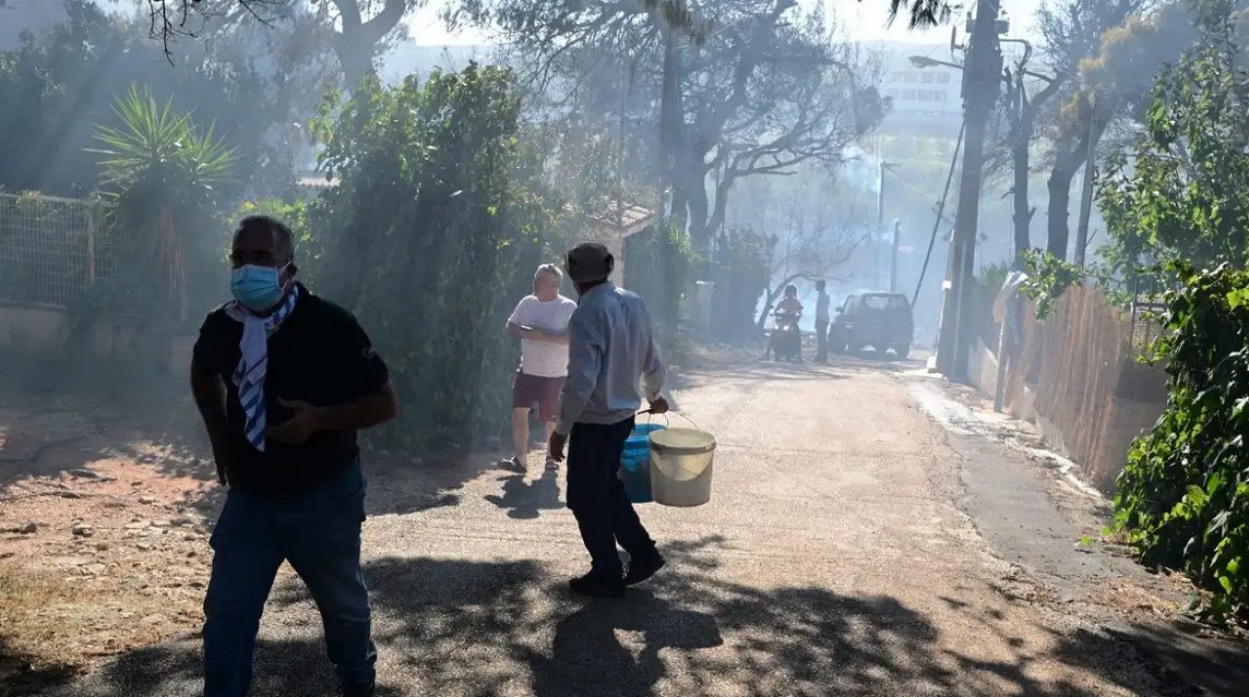 Κλείνει το λιμάνι της Ραφήνας λόγω της φωτιάς – Τα πλοία θα πηγαίνουν στο Λαύριο