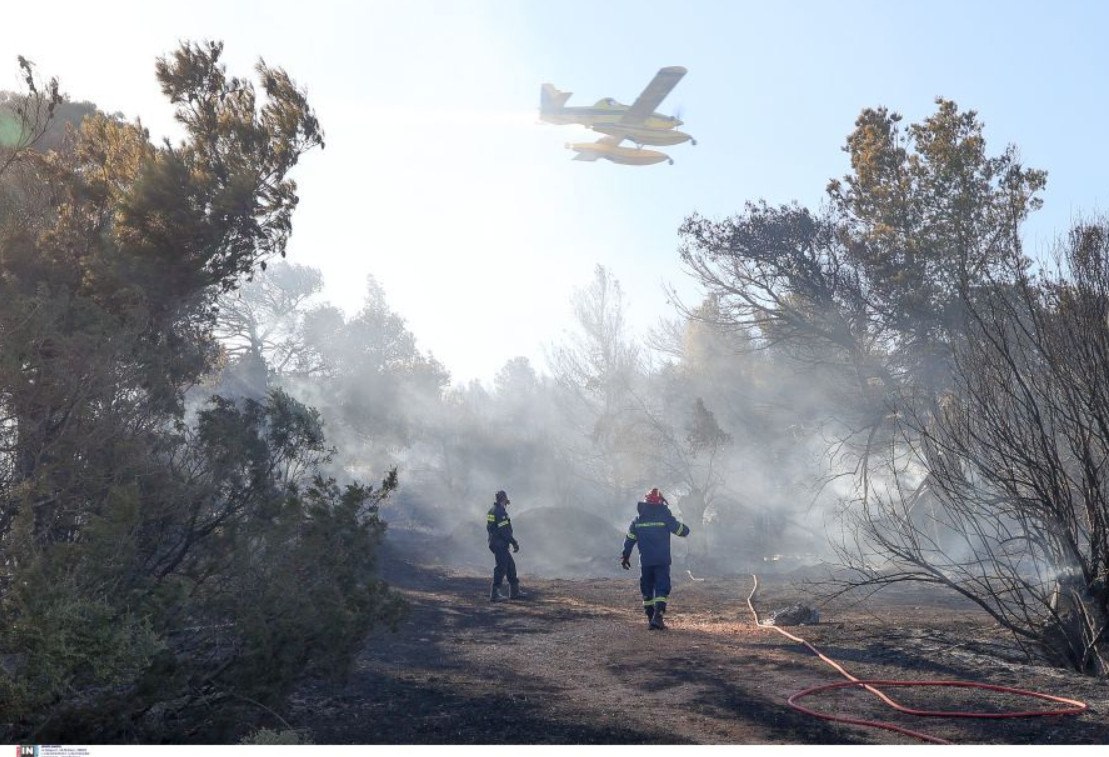 Ισχυρές επίγειες και εναέριες δυνάμεις δίνουν μάχη για τον περιορισμό της πυρκαγιάς στη Ραφήνα