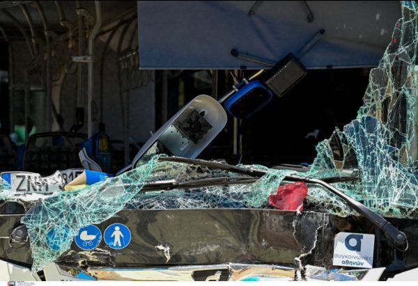 Σύγκρουση λεωφορείων στη Βούλα: Καρέ καρέ το τροχαίο με τους 47 τραυματίες στην Παραλιακή