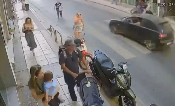 Ηράκλειο: Ο 35χρονος διανομέας για το τροχαίο με εγκατάλειψη – «Έτρεχε με υπερβολική ταχύτητα και με εκσφενδόνισε»