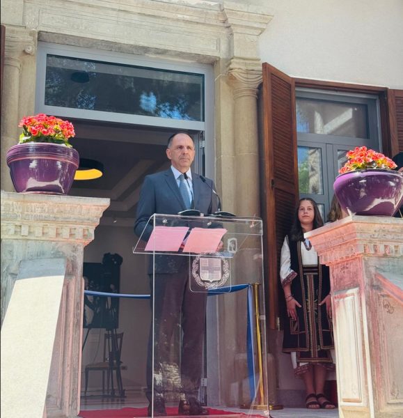 Στην Κορυτσά ο ΥΠΕΞ για τα εγκαίνια του ανακαινισμένου κτιρίου "Σεφέρη" του γενικού προξενείου