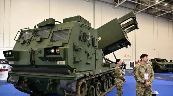 Στρατός Ξηράς: «Κλειδώνει» τους ισραηλινούς εκτοξευτές πυραύλων PULS και εξετάζει πρόταση των ΗΠΑ για το πυροβολικό