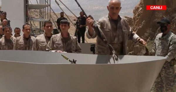 Το PKK ζητά την απελευθέρωση του Οτσαλάν και εγγυήσεις ασφαλείας για τους μαχητές – «Θετική εξέλιξη» ο αφοπλισμός λέει ο Ερντογάν