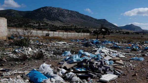 Χαλκιδική: Πετούσαν μπάζα και επικίνδυνα απόβλητα σε παλιό λατομείο – Τέσσερις συλλήψεις