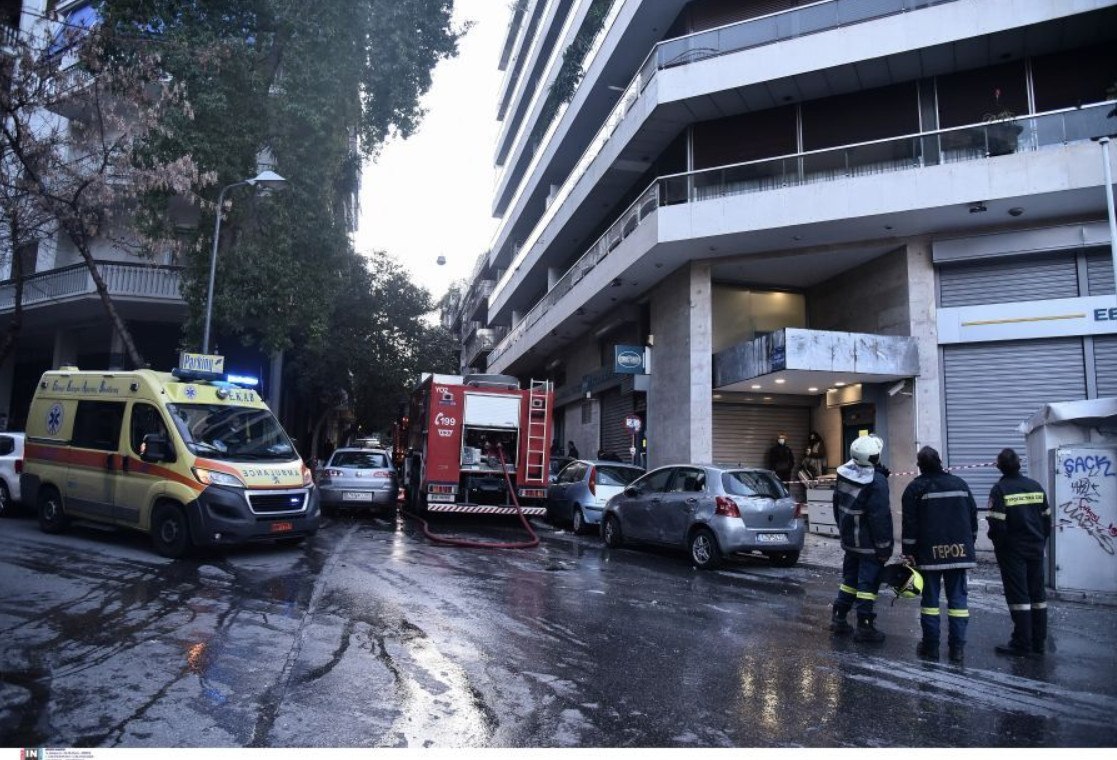 Χωρίς τις αισθήσεις της ανασύρθηκε 70χρονη μετά από πυρκαγιά σε διαμέρισμα στην Αργυρούπολη