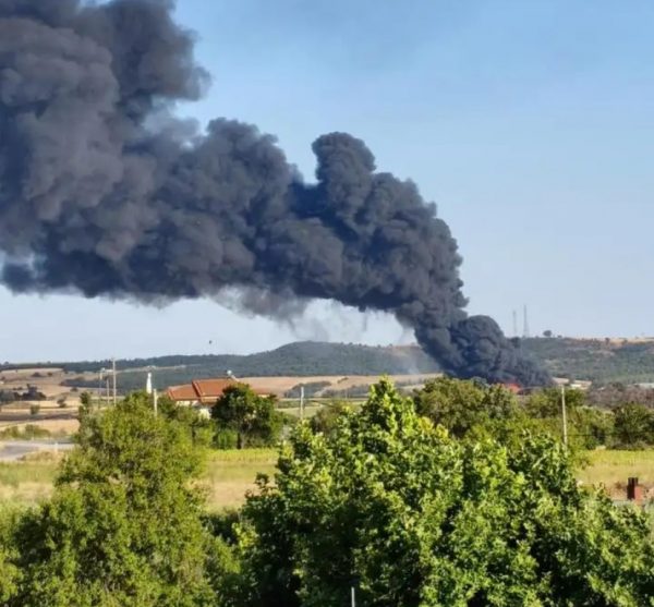 Φωτιά στην Αλεξανδρούπολη σε βιοτεχνία ανακύκλωσης: Πυκνοί μαύροι καπνοί κάλυψαν τον ουρανό