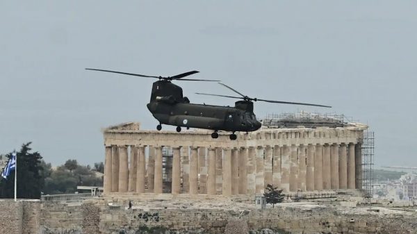 Chinook: Τιτάνια μάχη της Αεροπορίας Στρατού για να έχει διαθέσιμα τα πολύτιμα ελικόπτερα