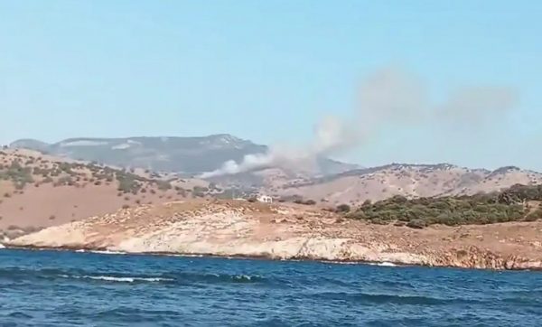 Μεγάλη πυρκαγιά στο Σκαλοχώρι Λέσβου – Πνέουν ισχυροί άνεμοι στην περιοχή