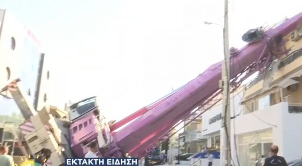 Γερανοφόρο όχημα έπεσε πάνω σε σπίτι - Δείτε βίντεο