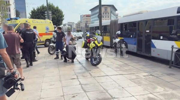 Σύγκρουση λεωφορείου με αυτοκίνητο στη Συγγρού – Αναφορές για 6 τραυματίες