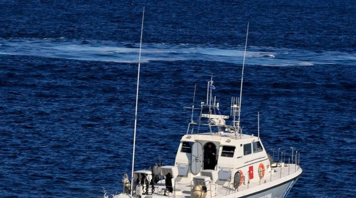 Χαλκιδική: Θαλαμηγός με 12 επιβάτες προσάραξε σε βράχια