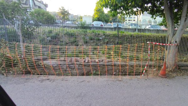 Επικίνδυνη τάφρος για πεζούς και αυτοκίνητα