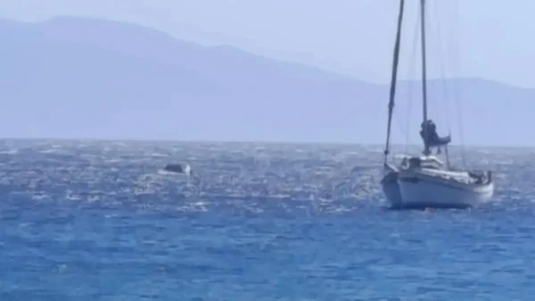 Τήνος: Αυτοκίνητο έπεσε στη θάλασσα, στο λιμάνι του Όρμου