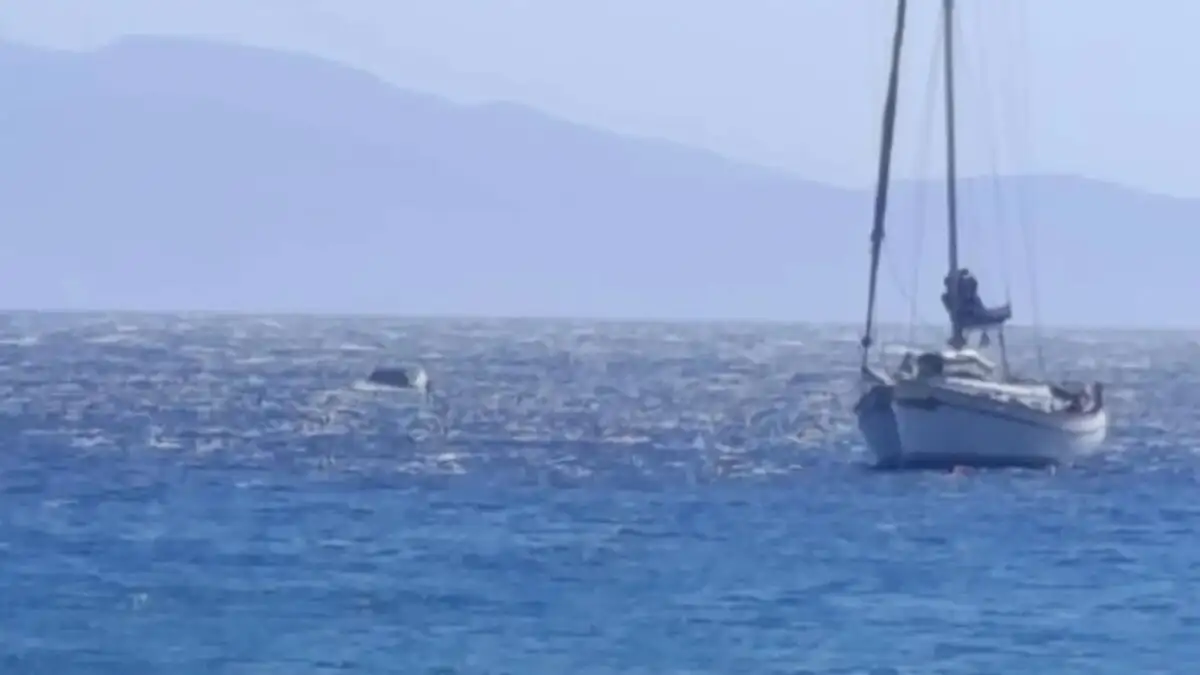 Τήνος: Αυτοκίνητο έπεσε στη θάλασσα, στο λιμάνι του Όρμου